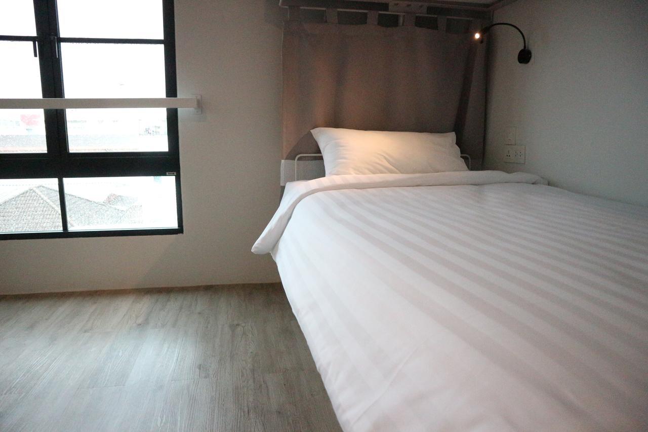 Bedspread Hostel (Adults Only) Bangkok Exterior photo